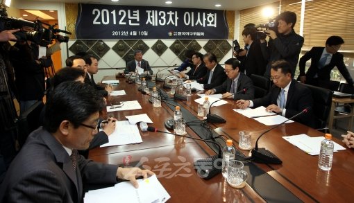 한국야구위원회(KBO)는 8일 서울 도곡동 야구회관에서 제4차 이사회를 열고 NC 다이노스의 1군 참여 시기와 10구단 창단 추진 여부를 논의한다. 사진은 4월 10일 제3차 이사회 모습. 스포츠동아DB