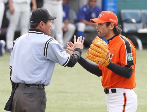 ‘이게 왜 보크에요?’ 한화 박찬호(오른쪽)이 5일 대구 삼성전 4회말 1사 2·3루 김상수 타석에서 보크 판정을 받은 뒤 최규순 구심에게 어필하고 있다. 사진제공｜스포츠코리아