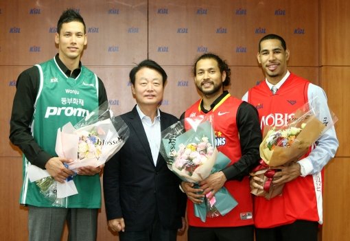농구팬들의 관심을 모았던 프로농구 혼혈선수들의 행선지가 정해졌다. 전태풍(오른쪽 2번째)은 오리온스, 문태영(오른쪽 끝)은 모비스
 유니폼을 입었으며 동부와 SK로부터 러브콜을 받은 이승준(왼쪽 끝)은 7일 추첨 끝에 동부의 품에 안겼다. 왼쪽 2번째는 한선교
 KBL 총재. 사진 제공｜KBL