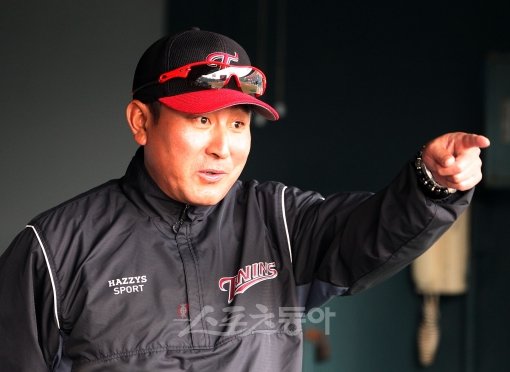 준비된 싸움은 언제나 승리에 가까운 법이다. LG는 시즌 초반 얇은 선수 층 속에서도 5할 이상의 승률로 선전하고 있다. 그 이면에는 김기태 감독의 계산된 ‘돌려막기’가 있었다. 스포츠동아DB