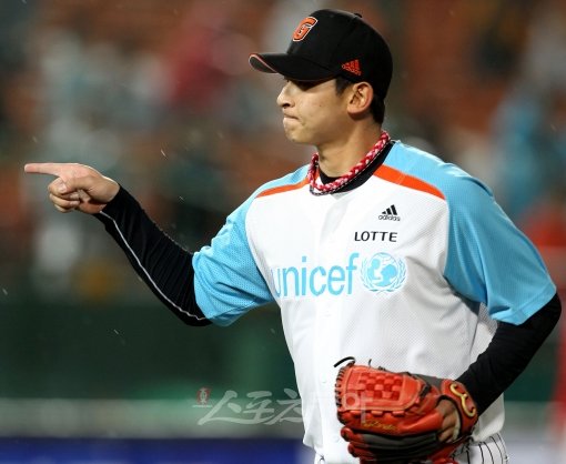 롯데 최대성은 리그에서 가장 빠른 공을 던진다. 하지만 지난 주 홈런 3개를 맞으며 무너졌다. 포수 강민호의 해법은 단순명쾌하다. “그래도 직구로 승부한다.” 양승호 감독 역시 “2점 이상 점수차에서 올리겠다”며 자신감을 다시 얻도록 배려하겠다는 뜻을 밝혔다. 스포츠동아DB