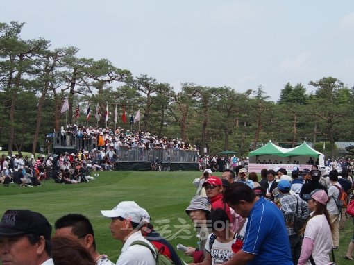 일본 살롱파스컵 구경하는 갤러리들. 스포츠동아DB