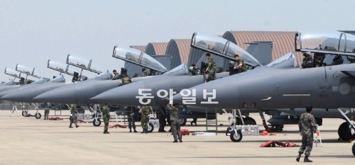 출격 기다리는 F-15K 전투기들 한국과 미국 공군이 함께 벌이는 연합 공중전투훈련 ‘맥스선더’에 참가한 F-15K 전투기들이 7일 광주 제1전투비행단 활주로에서 출격을 기다리고 있다. 7∼18일 열리는 이 훈련에는 역대 최대 규모인 60대의 한미 연합 공중전력이 참가한다. 공군 제공