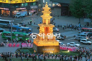 7일 오후 서울광장에서 열린 불기 2556년 부처님오신날(28일) 기념 봉축 장엄등 점등
식에서 불자들이 탑돌이를 하고 있다. 신원건 기자 laputa@donga.com