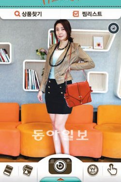 현대홈쇼핑의 스마트폰 애플리케이션 ‘H코디’에서 핸드백과 치마, 목걸이를 구매 전에 미리 착용해 본 모습. 현대홈쇼핑 제공