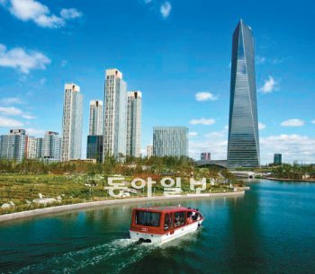 송도, 친환경 국제도시로 발돋움 인천 연수구 송도국제도시 센트럴파크에 조성된 인공수로에 수상택시가 지나가고 있다. 오른쪽에 68층 규모의 동북아트레이드타워가 보인다. 인천경제자유구역청 제공