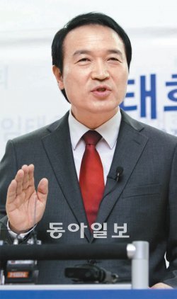 임태희 전 대통령실장이 8일 오전 서울대 경영대 SK관에서 기자회견을 열어 “한국 정치의 구태의연한 틀을 부수는 일을 시작하겠다”며 대선 출마를 선언하고 있다. 변영욱 기자 cut@donga.com