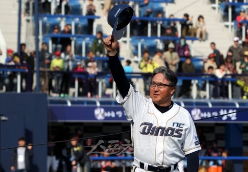 NC 김경문 감독은 이미 창원의 영웅이다. 또 퓨처스리그에는 마땅한 적수가 없을 정도로 NC는 빠르게 자리를 잡아가고 있다. 그러나 내년 홀수인 9구단 체제로는 페넌트레이스 경기수와 일정, 올스타전 편성 등 많은 부분에서 문제점을 낳을 수밖에 없다. 10구단 체제로의 확대 개편이 필연적이다. 스포츠동아DB