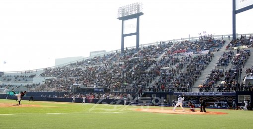 100억원을 투입해 리모델링을 마친 마산구장은 관중에게 최적의 관람 환경을 제공하고 있다. 스포츠동아DB