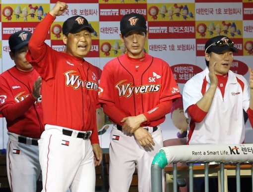 환호하는 SK와이번스 이만수 감독(왼쪽). 사진제공｜스포츠코리아