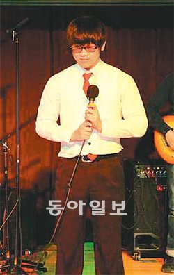 안제영 군이 지난해 12월 서울맹학교에서 열린 ‘백송예술제’에서 밴드 보컬로 나서 공연하고 있다. 서울맹학교 제공