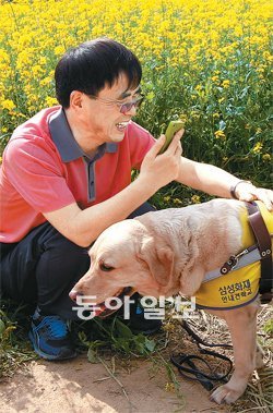 시각장애인인 김경식 씨가 스마트폰의 ’보이스 오버’ 기능을 이용해 사진 촬영을 하고 있다. 홍진환 기자 jean@donga.com