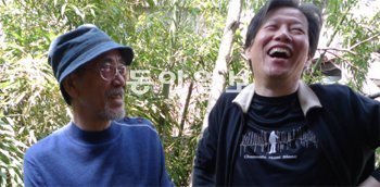 연출가 강영걸 씨(왼쪽)와 극작가 이만희 동국대 교수가 만나면 늘 작품 이야기로 얘깃거리가 풍부하다. 1992년 초연한 히트작 ‘불 좀 꺼주세요’에 대해 강 씨가 “당시 입장하는 관객의 줄이 공연장인 대학로 극장부터 마로니에공원까지 이어졌다”고 하자 이 교수는 “절반 이상이 지방 관객이었다”고 거들었다. 김성규 기자 kimsk@donga.com