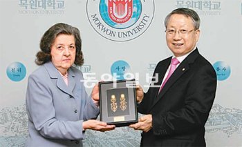 목원대 백진희 전 음대교수(왼쪽)가 8일 김원배 총장을 방문해 자신이 근속기념 등으로 받았던 금붙이를 다시 기증했다. 목원대 제공