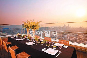 화창한 날씨가 이어지자 호텔들이 멋스럽게 꾸민 야외테라스를 선보이고 있다. 사진은 인터컨티넨탈서울의 30층에 위치한 아폴로 룸의 야외 테라스. 회의를 하다 가벼운 티타임을 할 수도 있고, 지인들과 야경을 즐기며 식사를 할 수도 있다. 인터컨티넨탈서울 제공