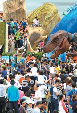 5월 들어 경남고성공룡세계엑스포 행사장을 찾는 관람객이 줄을 잇고 있다. 12일엔 100만 돌파 기념 이벤트가 열린다. 고성군 제공