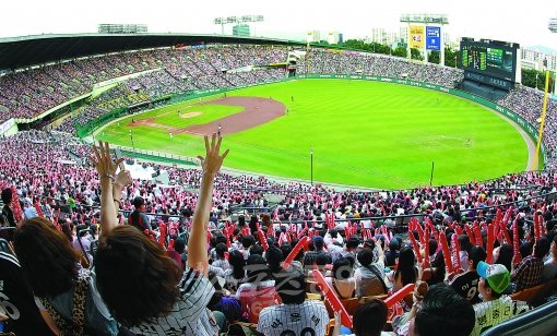 ‘한국 야구의 메카’로 불리는 잠실구장. 서울시가 올해 잠실구장을 통해 벌어들인 수입은 100억원에 이른다. 하지만 서울시가 잠실구장에 투자하는 돈은 수입의 20% 안팍에 그친다. 야구 인기가 올라가면서 서울시의 돈벌이 수단이 되는 분위기다. 스포츠동아DB