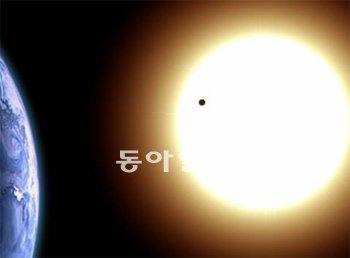 금성이 태양 앞을 통과하는 장면을 나타낸 상상도. 까만 점이 금성이다. 미국항공우주국(NASA) 제공