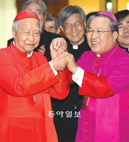 “서울대교구장 임명 축하합니다” 10일 오후 서울 명동대성당 주교관 앞에서 열린 신임 서울대교구장 임명 발표 자리에서 정진석 추기경(왼쪽)과 새 교구장으로 임명된 염수정 총대리주교가 화합과 축하의 의미로 두 손을 맞잡고 있다. 염 주교는 착좌식이 열리는 6월 25일부터 교구 수장으로서 공식 활동을 시작한다. 양회성 기자 yohan@donga.com