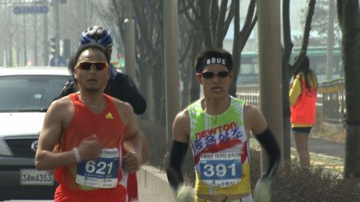 채널A ‘불멸의 국가대표’에서 이봉주(왼쪽)가 새롭게 마라톤 대회에 출전했다. 사진제공｜채널A
