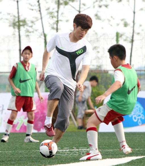 박지성이 ‘박지성 장학생’ 선발을 통해 체육, 문화, 과학 등 분야별 꿈나무 육성에 나선다. 2011년 동아시아 유소년 친선 축구대회에서 어린선수들과 함께 경기하고 있는 박지성.   스포츠동아DB