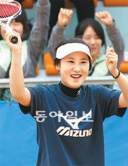 박경란(문경시청)이 11일 경북 문경시민정구장에서 열린 여자 일반부 단식 결승에서 최승주(대구은행)를 3-2로 꺾은 뒤 라켓을 든 채 기뻐하고 있다. 문경=이훈구 기자 ufo@donga.com