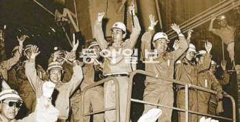 1973년 6월 9일 포항제철소 1고로에서 만든 첫 쇳물이 뿜어져 나오자 박 회장을 비롯한 직원들이 만세를 부르고 있다. 동아일보DB