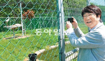 나카가이 무네하루 일본 도요오카 시장이 한국교원대 황새복원센터 사육장에서 자신의 스마트폰으로 황새를 찍고 있다. 이 황새는 2005년 도요오카 시에서 들여온 것이다. 장기우 기자 straw825@donga.com