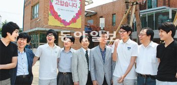 13년째 남모르게 사랑을 베풀고 있는 배명고 교사장학회 교사들이 학생들과 웃고 있다. 왼쪽 두 번째부터 이장익 진경환 교사, 박병철 교감, 오평권 교사, 조형래 교장. 김경제 기자 kjk5873@donga.com