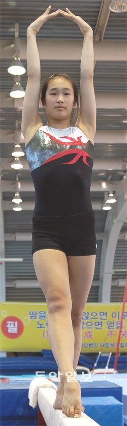 9일 서울 노원구 공릉동 태릉선수촌에서 만난 허선미가 평균대 위에서 멋진 포즈를 취했다. 유근형 기자 noel@donga.com