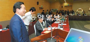 2일 서울에서 열린 재외동포재단 이사회에서 내년 세계한상대회 광주 유치가 확정된 뒤 강운태 광주시장이 인사말을 하고 있다. 광주광역시 제공