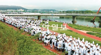 대전세계조리사대회는 모객에는 성공했으나 전시 내용이 부실했다는 엇갈린 평가를 받고 있다. 대회 이틀째인 2일 국내외 조리사들이 ‘조리사 한자리 모이기’ 기네스북에
도전하기 위해 갑천변에서 줄서 있는 모습. 이기진 기자 doyoce@donga.com