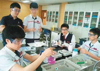 11일 인천 진산고 학생들이 과학실험실에서 진지한 표정으로 실험에 열중하고 있다.
차준호 기자 run-juno@donga.com