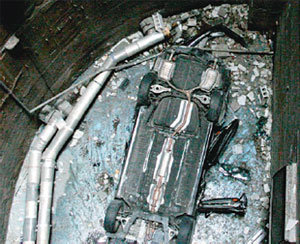 지난해 8월 광주 동구 대인동 한 백화점에서 발생한 급발진으로 두께 15cm의 주차장 벽을 뚫고 추락한 오피러스 승용차. 동아일보DB