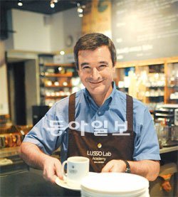 커피 큐그레이더 자격 재인증 심사를 위해 방한한 마네 알베스 씨가 맛있는 커피를 고르는 방법에 대해 설명하고 있다. 씨케이코앤 제공