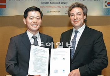 이용우 현대자동차 해외판매사업부장(왼쪽)과 울프 하프셀 하이오프 대표가 15일 서울 그랜드하얏트호텔에서 양해각서(MOU) 체결 후 포즈를 취했다. 현대자동차 제공