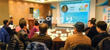 베이비붐 세대의 은퇴가 시작되면서 이들을 위한 기업들의 교육과정도 속속 확대되고 있다. 지난해 12월 열린 현대자동차 울산공장 은퇴예정자 교육 프로그램 모습. 현대자동차 제공