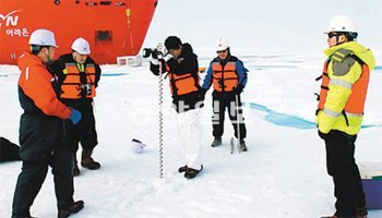 2010년 북극해에서 빙하를 뚫어 얼음밑 바닷물과 퇴적층을 조사하고 있는 국내 연구원들. 국토해양부 제공
