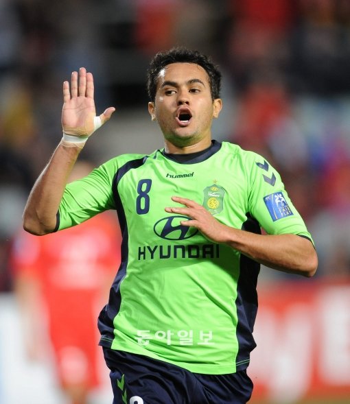 에닝요 특별귀화 논란이 뜨거운 가운데 본질을 흐리고 감정대립으로 몰아가려는 행태가 나타나 우려된다. 스포츠동아DB