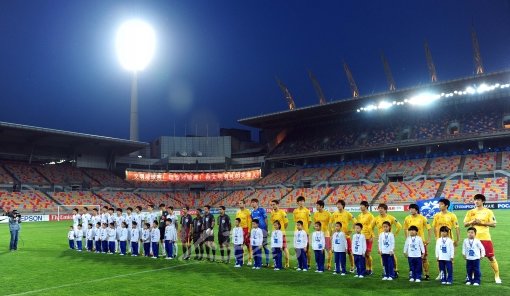 15일 중국 텐진 테다스타디움에서 열린 아시아축구연맹(AFC) 챔피언스리그 조별 예선 G조 6라운드 성남일화(한국)와 텐진 테다(중국)의 경기가 지난달 3일 나고야 그램퍼스와의 홈경기에서 0대3으로 완패한 후 관중들이 물병과 오물을 투척하고 난동을 부린 텐진 측에 대한 징계로 무관중 경기로 치뤄지고 있다. 텐진(중국)=사진공동취재단