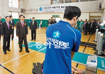 정정택 국민체육진흥공단 이사장(왼쪽)과 양기대 광명 시장(왼쪽에서 두 번째)이 14일 광명종합사회복지관스포츠센터에 개소한 국민체력100 수도권 거점체력관리센터에서 체력 테스트 장면을 지켜보고 있다. 국민체육진흥공단 제공