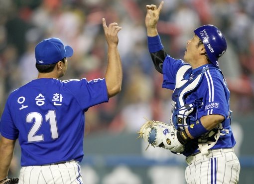 오승환(왼쪽)-진갑용. 사진제공｜스포츠코리아