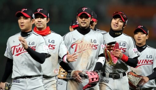 15일 오후 인천 문학야구장에서 열린 '2012 팔도 프로야구' SK 와이번스와 LG 트윈스의 경기에서 LG는 선발 임정우의 깜짝 호투와 박용택의 홈런, 서동욱의 역전타에 힘입어 마리오가 역투한 SK를 누르고 승리했다. 경기에 승리한 LG 선수들이 그라운드에서 환호하고 있다. 문학｜김민성 기자 marineboy@donga.com 트위터 @bluemarine007