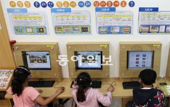 게임을 하면서 영어 단어를 외우며 공부하는 초등학생들. 이처럼 컴퓨터를 활용한 ‘G러닝’은 부모나 강사가 시간과 방법을 잘 관리해야 효과를 거둘 수 있다. 양회성 기자 yohan@donga.com