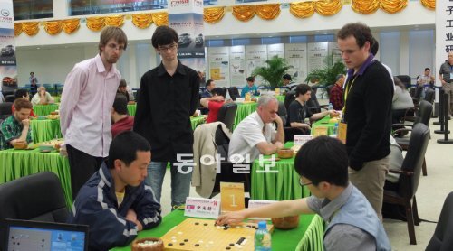 15일 중국 광저우 세계아마바둑선수권대회 5라운드에서 맞닥뜨린 한국의 이현준 아마 7단(오른쪽)과 북한의 이광혁 아마 6단. 둘은 이날 오전까지 각각 4연승을 거둬 유력한 우승 후보로 꼽혔다. 이날 바둑에서는 이현준이 이광혁에게 승리했다. 한국기원 제공