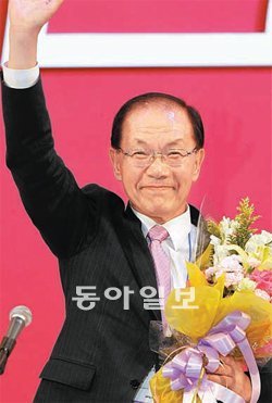 새누리당 황우여 새 대표가 당원들의 환호에 손을 흔들며 화답하고 있다. 고양=전영한 기자 scoopjyh@donga.com