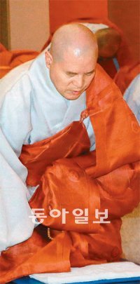 자승 총무원장 108배 자승 총무원장이 15일 서울 종로구 견지동 불교역사문화기념관 로비에서 스님들과 함께 참회의 108배를 하고 있다. 박영대 기자 sannae@donga.com