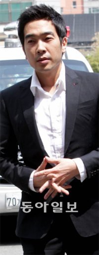 미성년자 성폭행 혐의를 받고 있는 방송인 고영욱 씨가 15일 오후 서울 용산경찰서에 출석해 조사를 받았다. 변영욱 기자 cut@donga.com