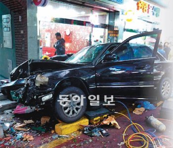 지난달 30일 오후 4시 반경 대구 달서구 신당동 와룡시장에서 승용차가 건물로 돌진해 3명이 숨지고 8명이 크게 다쳤다. 운전자가 급발진에 의한 사고라고 주장해 정부의 정밀조사 대상에 포함됐다. 대구 달서소방서 제공