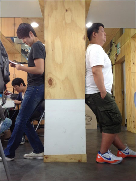 류근지 vs 유민상 같은 포즈 다른 느낌. 사진=정경미 트위터